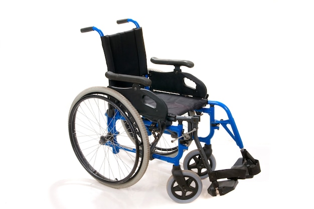 Инвалидная коляска для инвалидов, изолированные в белом