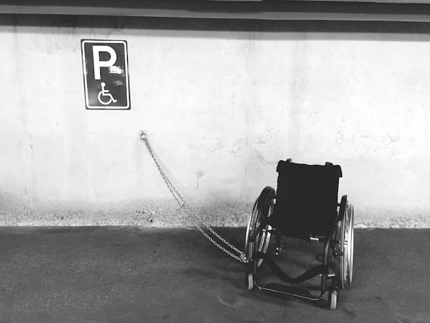 Photo wheelchair parked against wall