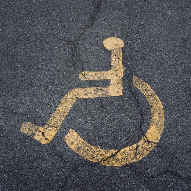 Photo wheelchair traffic signal on the road