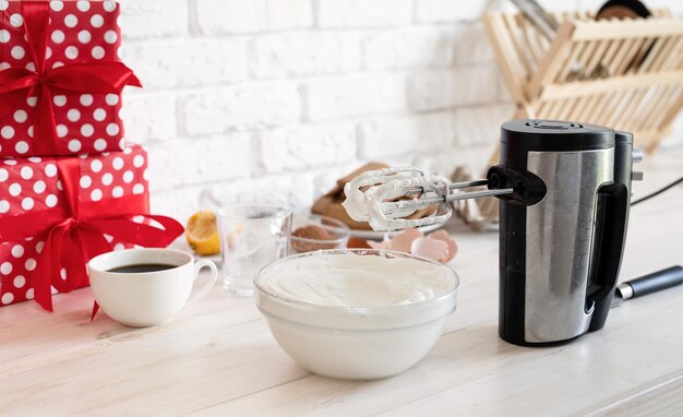 Photo whipped cream of egg whites with perfect peaks in a glass bowl