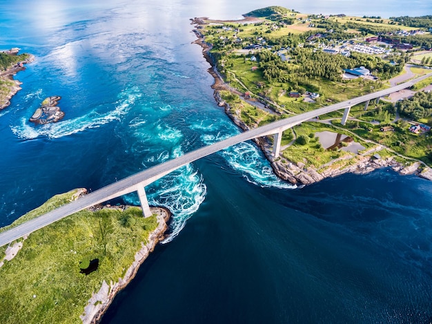 Whirlpools van de maalstroom van Saltstraumen, Nordland, Noorwegen luchtfoto prachtige natuur. Saltstraumen is een kleine zeestraat met een van de sterkste getijstromen ter wereld.