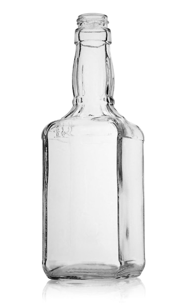 Bottiglia di whisky isolata su uno sfondo bianco. tracciato di ritaglio