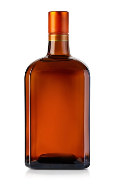 Foto bottiglia di whisky isolata su bianco con percorso di ritaglio
