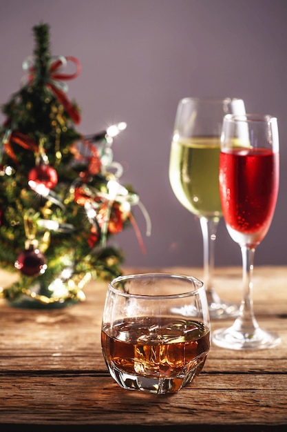 Whiskey e cocktail nel giorno di natale sul tavolo di legno