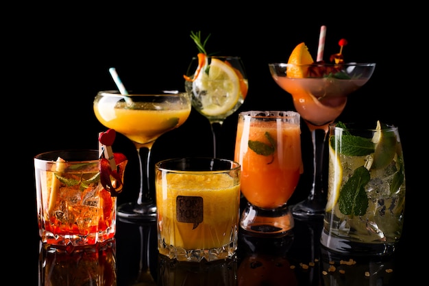 Коктейль из виски-колы, мохито-коктейль, апельсиновый коктейль, клубничный коктейль в стеклянных бокалах
