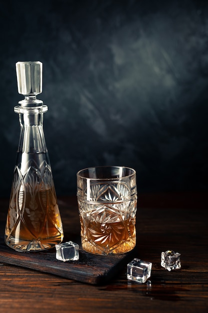 Photo whiskey in glass with ice