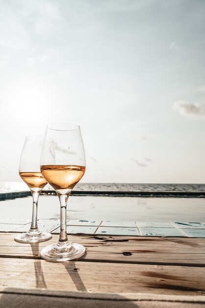 スイミングプールと海とウイスキーグラス