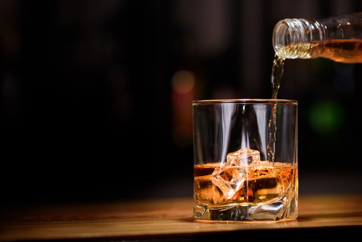 Photo whiskey into glass