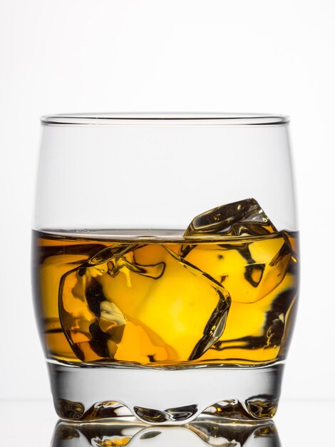 Whiskey op de rotsen op een witte achtergrond