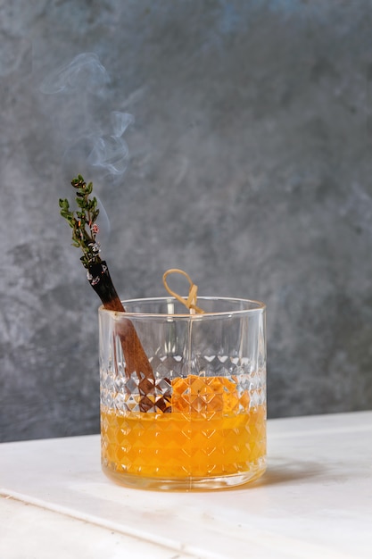 Photo whiskey orange cocktail