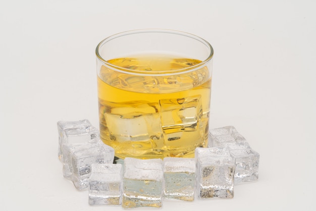 Whisky nelle rocce, bicchiere di whisky con cubetti di ghiaccio