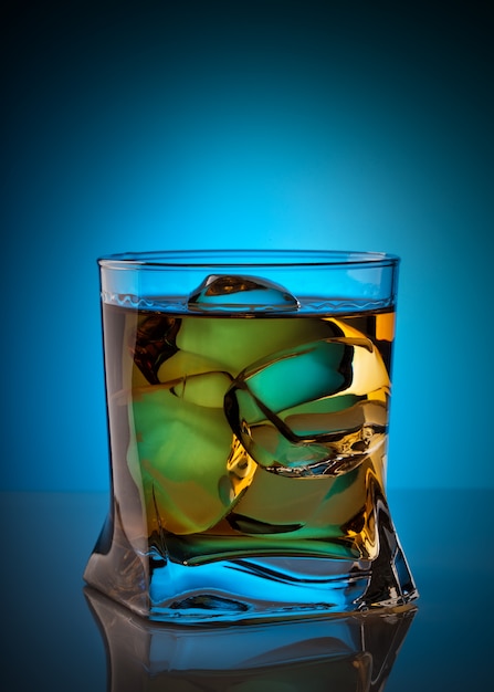 Виски с кубиками льда в прозрачном стакане