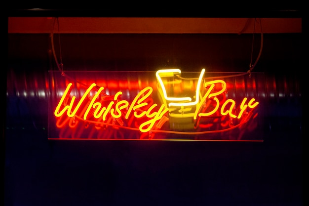 Foto whisky bar luce al neon