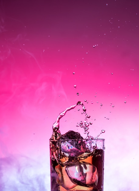 Photo whisky cocktail liquor splash alcohol in glass