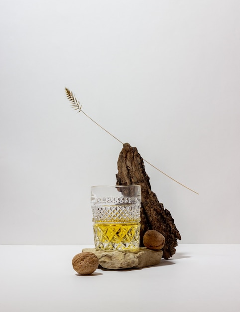 Whisky in een glas op een witte tafel. alcoholische dranken. bar.