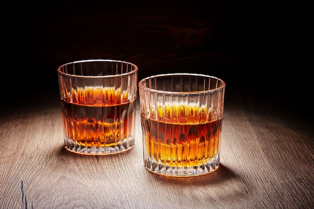 Whisky in een glas op houten tafel