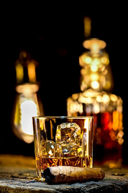 Whisky in glas en sigaar