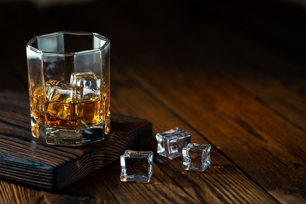 Whisky in glas met ijs