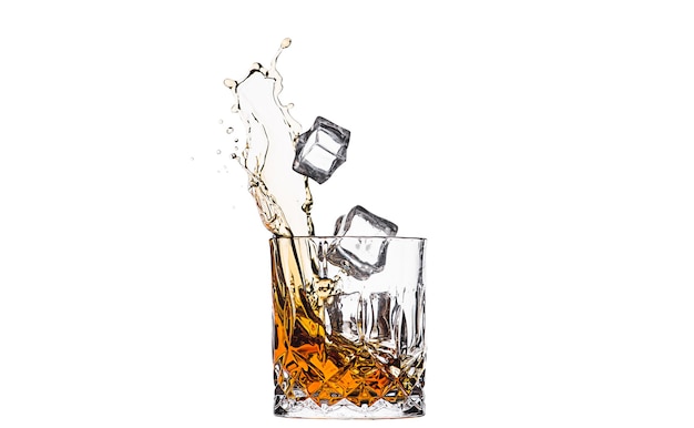 Foto whisky in glas met spatten