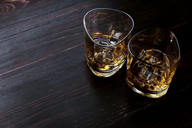 Whisky met ijs in moderne glazen