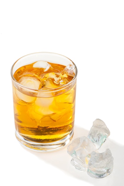Whisky met ijsblokjes geïsoleerd op witte achtergrond
