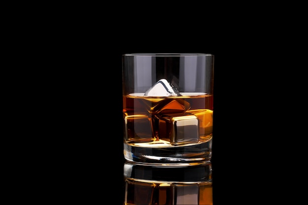 Whisky met stalen koelblokjes in glas