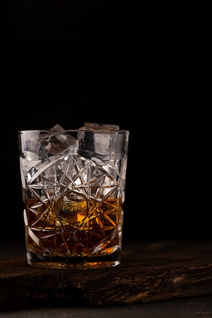 Whisky of cognac zit in een ouderwets glas. Detailopname
