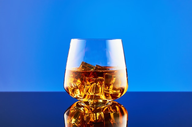 Whisky op een blauwe muur