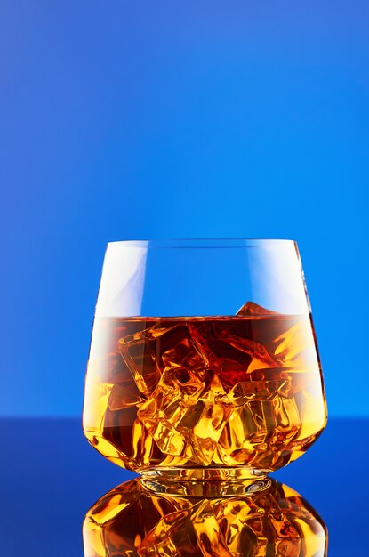 Whisky op een blauwe muur