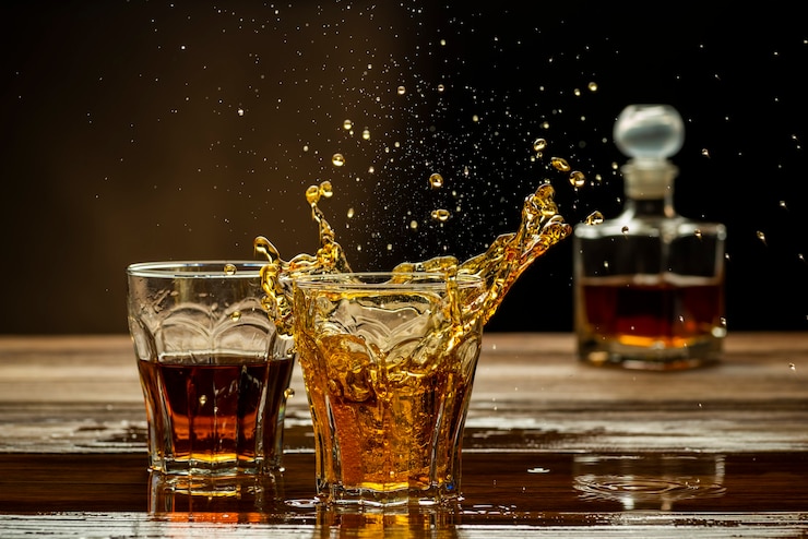 Foto whisky op tafel met een plons in het glas, sterke alcoholische dranken