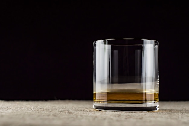 Whisky wordt in een glas gegoten