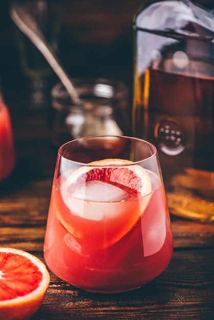 Foto whisky zure cocktail met bloedsinaasappelsap