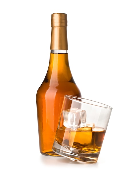 Whiskyfles met glas geïsoleerd op wit met uitknippad