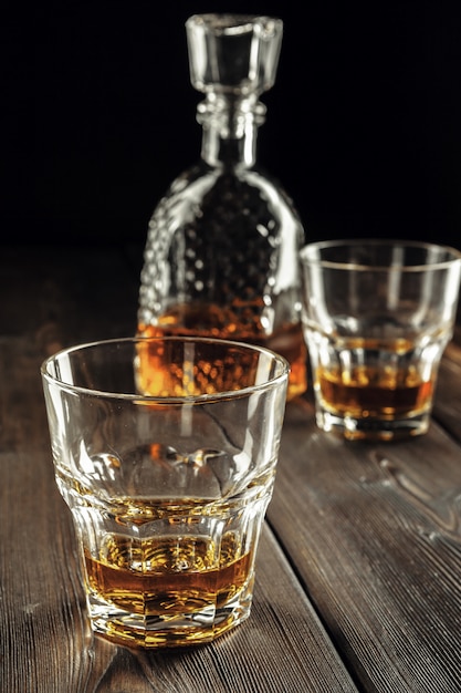 Whiskyglas en fles op de oude houten lijst