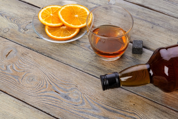 Whiskyglas met gesneden oranje fruit