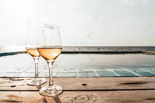 whiskyglas met zwembad en zee