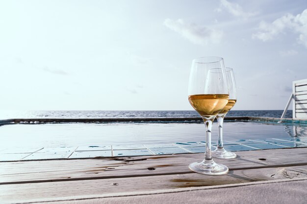 whiskyglas met zwembad en zee