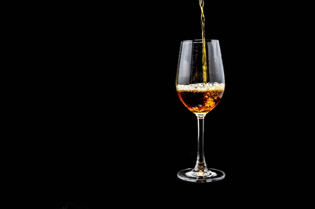 whiskyglas op zwarte achtergrond