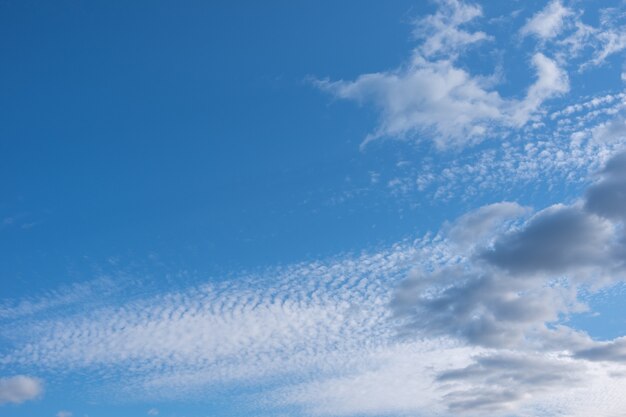 Whispy witte wolken en blauwe lucht duiken frame diagonaal Achtergrond van lucht en witte gevederde wolken