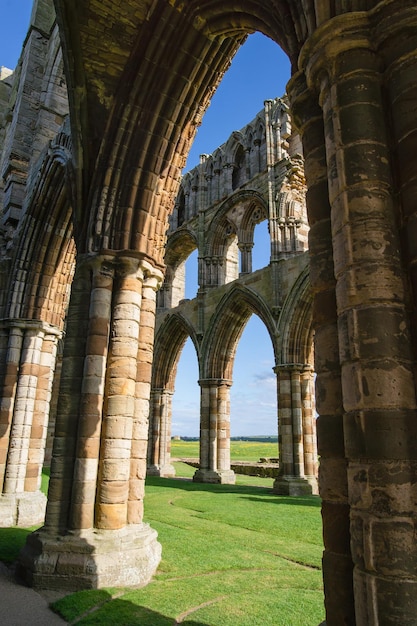 Photo whitby abbey in north yorkshire in the uk, ruins of the benedictine abbey. now it is under protection of the english heritage.
