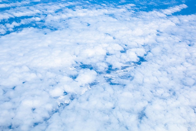 雲の背景の上から白と空気の雲