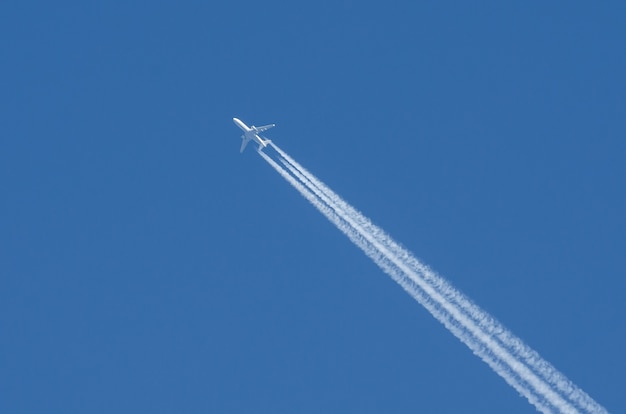 Photo white aircraft three engines aviation airport contrail clouds.