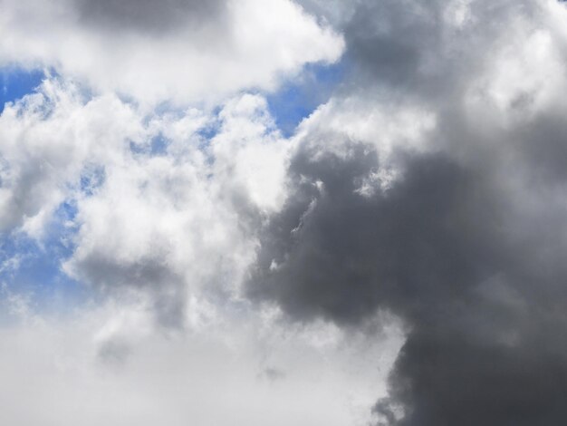 写真 白と灰色の雲のクローズアップ