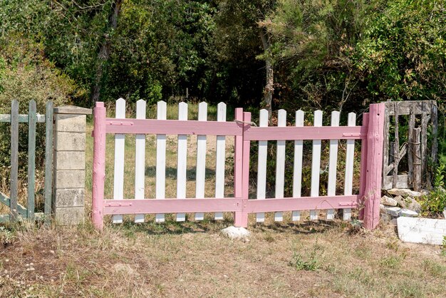 写真 古代の国の白とピンクのゲート木製ヴィンテージ