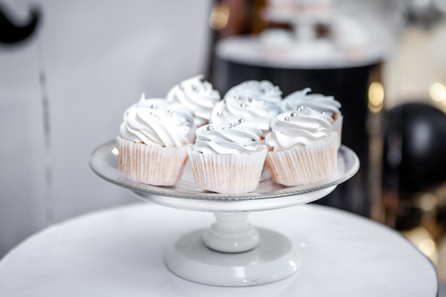 写真 皿の上の白と甘いカップケーキ