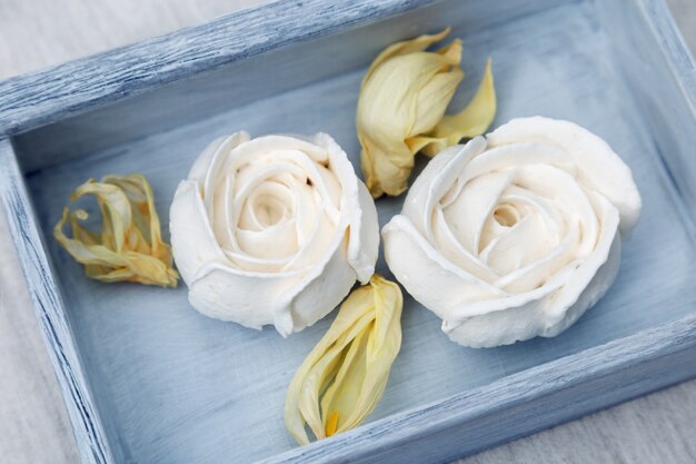 Foto caramella gommosa e molle bianca della mela sotto forma di fiori