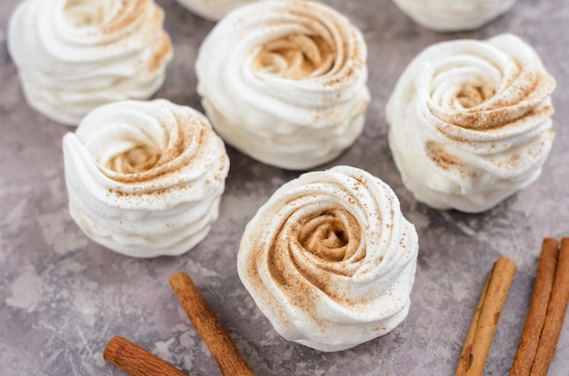 White, apple marshmallows with cinnamon.