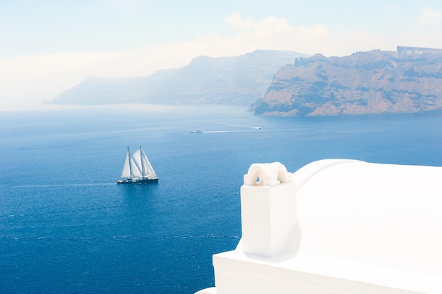 ギリシャのサントリーニ島の白い建築と青い海。夏休み、旅行先のコンセプト