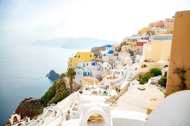 Architettura bianca del villaggio di oia sull'isola di santorini, in grecia