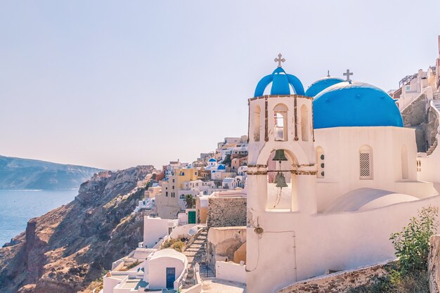 Architettura bianca del villaggio di oia sull'isola di santorini, in grecia.